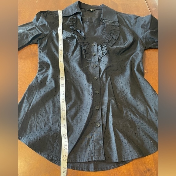 GUESS blouse with ruffle front. Size S - Picture 7 of 7